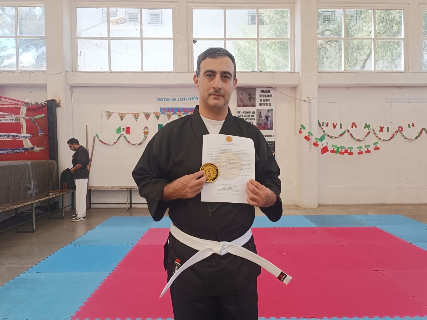 Sensei Alan Mokbel con el nombramiento y el parche de Okinawa Kobudo Kazoku-Kai