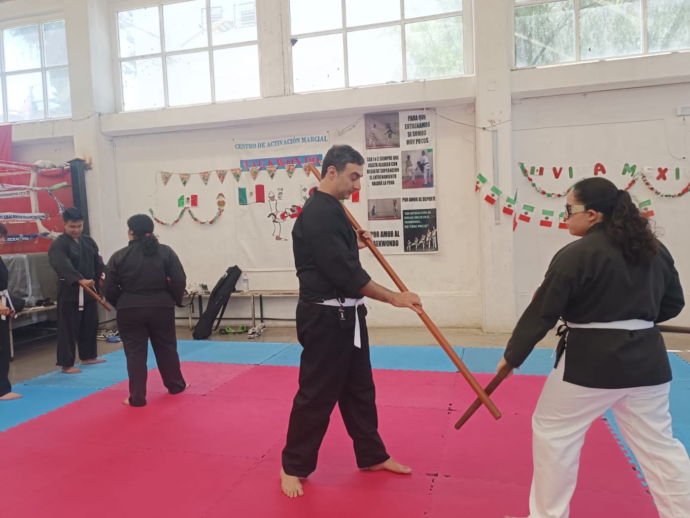 Práctica de Kobudo con bō en el dojo